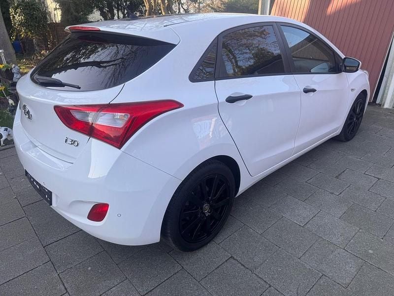 Gebraucht Hyundai i30 Trend 99 PS (72 kW) 2014 Weiß Limousine