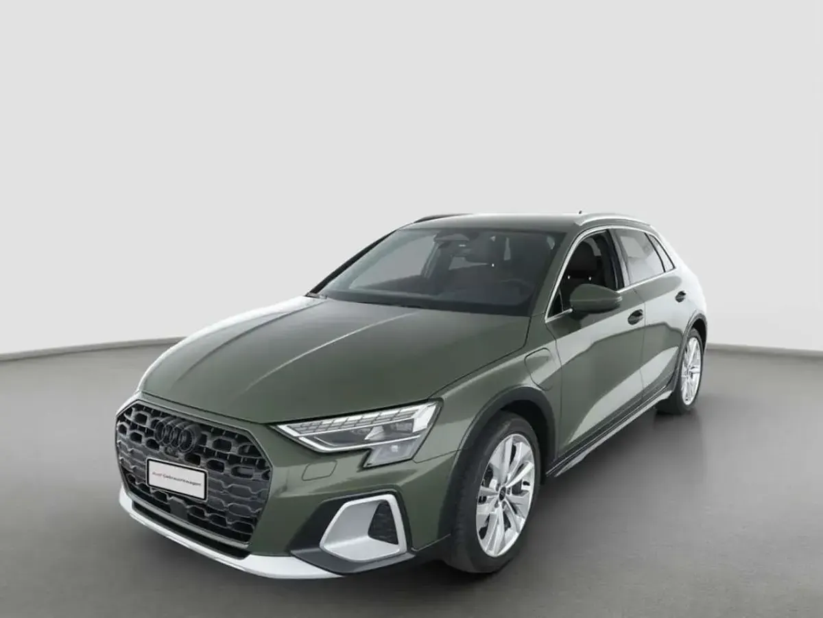 Gebraucht Audi A3 Ambiente 204 PS (150 kW) 2025 Distriktgrün metallic Kombi