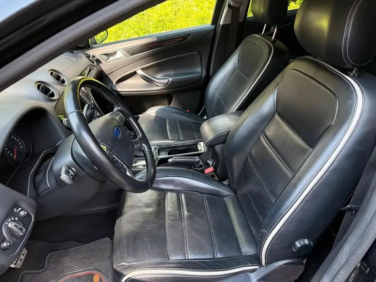 Gebraucht Ford Mondeo Titanium 140 PS (102 kW) 2013 Schwarz Limousine