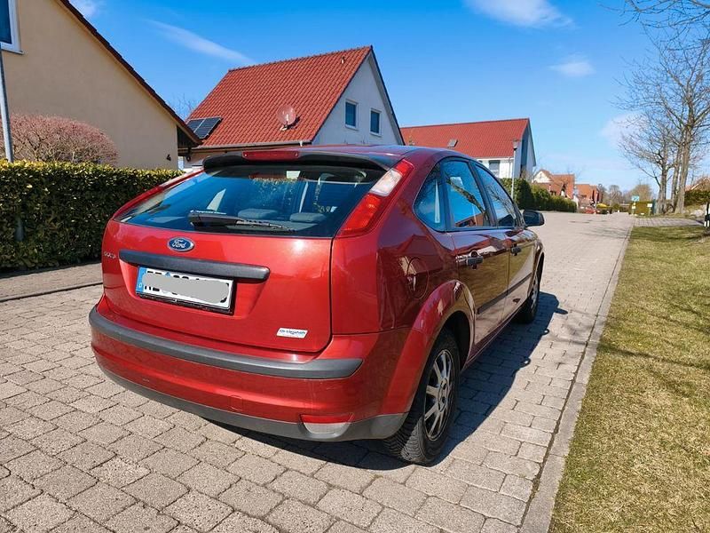 Gebraucht Ford Focus 101 PS (74 kW) 2005 Rot Limousine