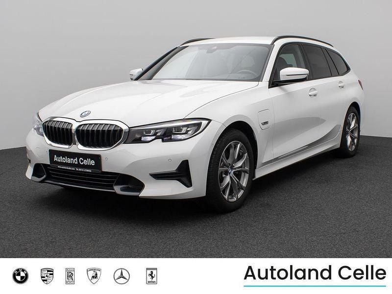 Alpinweiß uni300schwarz Gebraucht 2022 BMW 320e Sport Line Limousine | 25.999 € (Guter Preis) - Bild 1/4