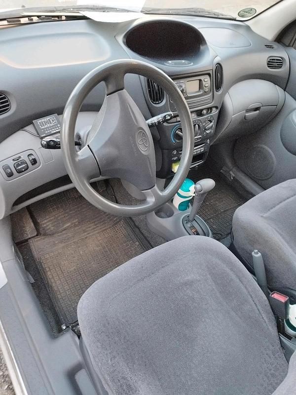 Gebraucht Toyota Yaris 85 PS (62 kW) 2000 Silber Kombi