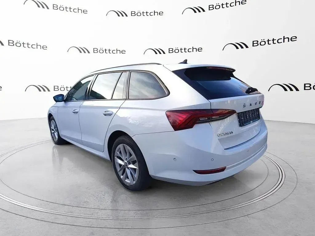 Gebraucht Skoda Octavia Ambition 116 PS (85 kW) 2022 Moonweiss metallic Kombi