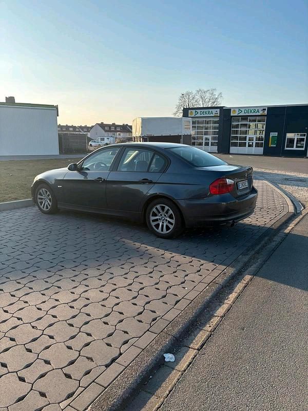 Grau Gebraucht 2005 BMW 318 Limousine | 1.900 € (Guter Preis) - Bild 1/4