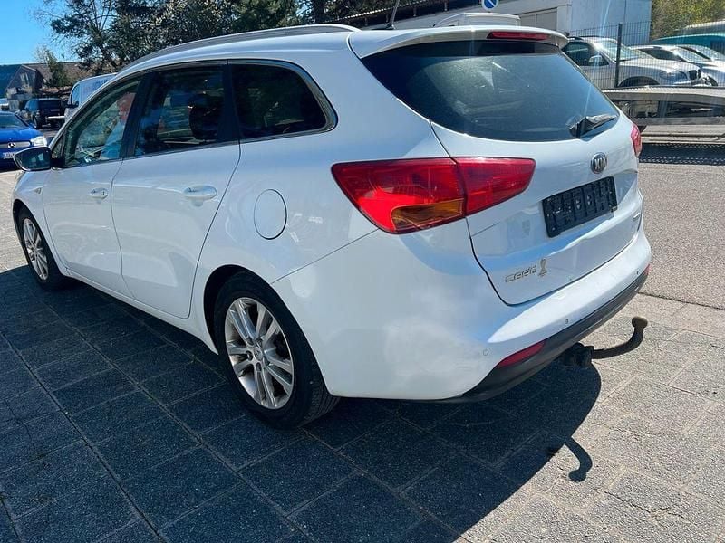 Gebraucht Kia Ceed DREAM-TEAM Edition 128 PS (94 kW) 2014 Weiß Kleinwagen
