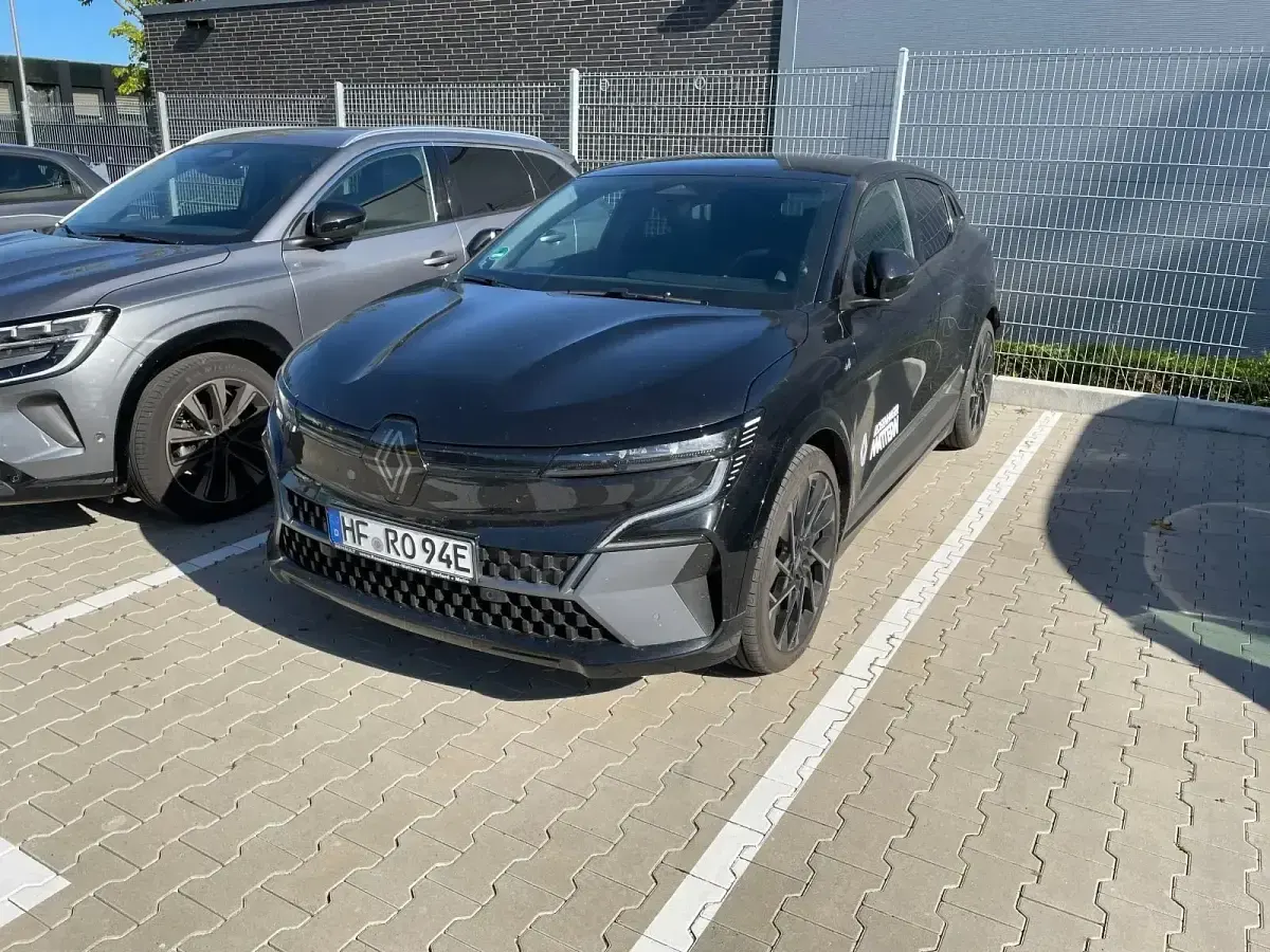 Käytetty Renault Megane E-Tech 117 kW (160 HP) 2025 Musta Sedan