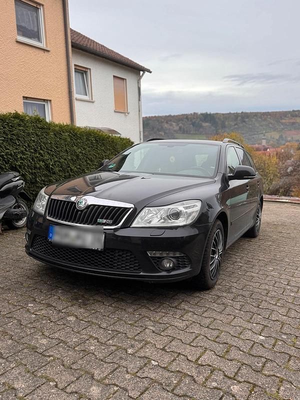 Schwarz Gebraucht 2011 Skoda Octavia vRS Kombi | 5.900 € - Bild 1/4