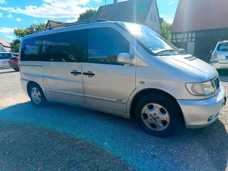 Grau Gebraucht 1997 Mercedes V230 Van / Kleinbus | 2.999 € - Bild 1/4