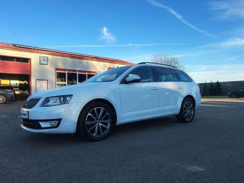 Bila laser/laser white Gebraucht 2015 Skoda Octavia Kombi | 12.280 € (Fairer Preis) - Bild 1/4
