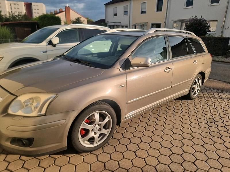 Grau Gebraucht 2006 Toyota Avensis Kombi | 1.200 € (Guter Preis) - Bild 1/4
