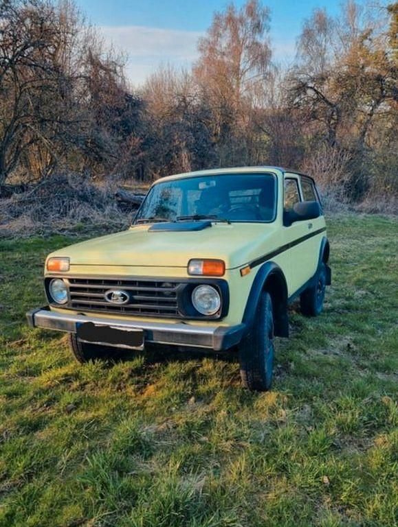 Gebraucht Lada niva 83 PS (61 kW) 2012 Gelb SUV