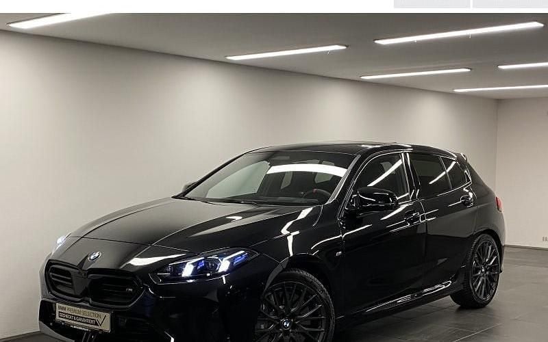 Schwarz Gebraucht 2025 BMW M135 Efficient Dynamics Kleinwagen | 47.450 € (Guter Preis) - Bild 1/4