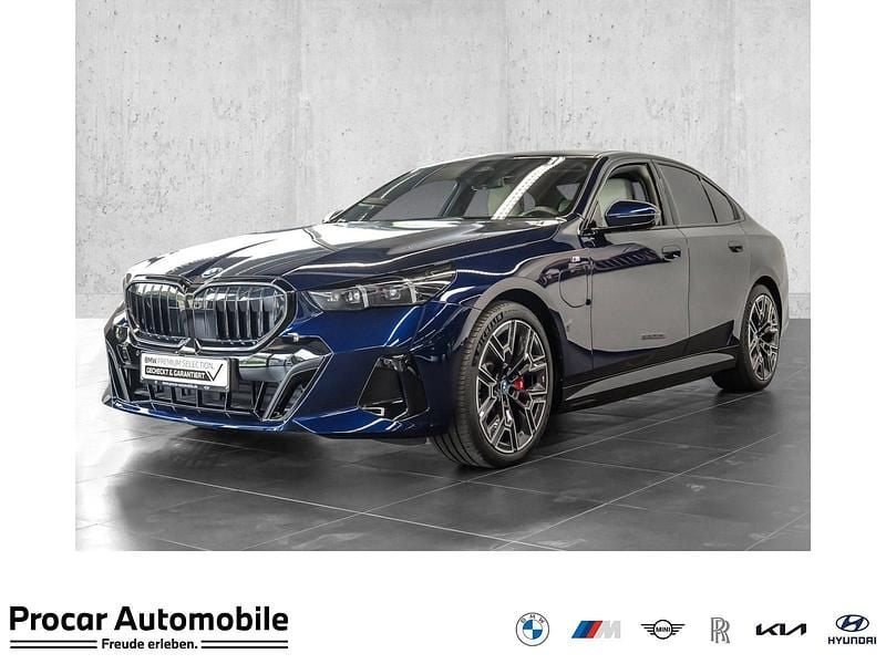 Blau Gebraucht 2024 BMW 550e M Sport Limousine | 72.950 € (Fairer Preis) - Bild 1/4