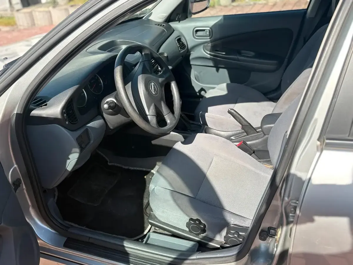 Gebraucht Nissan Almera Visia 95 PS (69 kW) 2005 Silber Kleinwagen