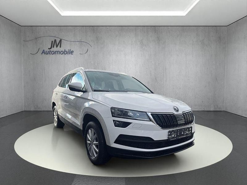 Bila candy/candyweiss Gebraucht 2020 Skoda Karoq Style SUV | 21.900 € (Guter Preis) - Bild 1/4