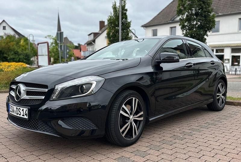 Schwarz Gebraucht 2014 Mercedes A200 Urban Limousine | 12.399 € (Guter Preis) - Bild 1/4