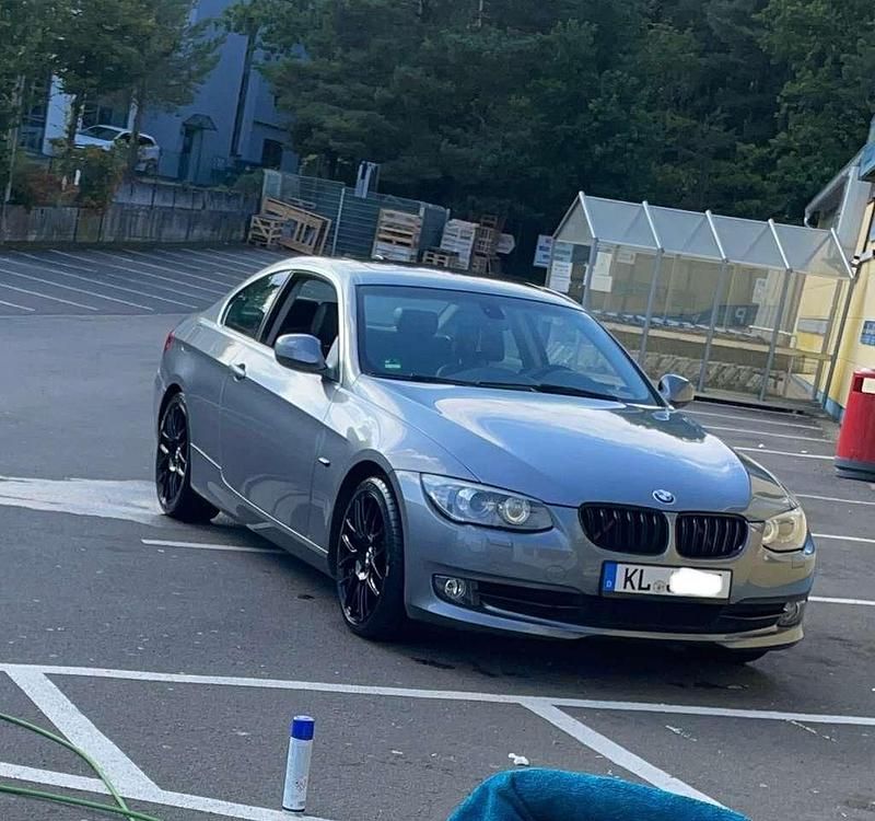 Grau Gebraucht 2013 BMW 320 Sport Line Coupé | 15.000 € (Etwas zu teuer) - Bild 1/4