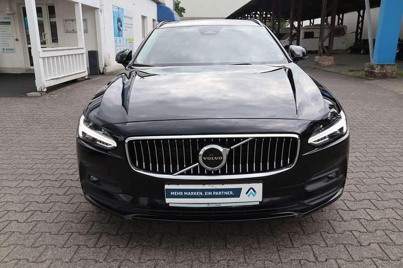 Gebraucht Volvo V90 Momentum 197 PS (144 kW) 2022 Onyx black Kombi