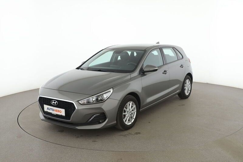 Grau Gebraucht 2018 Hyundai i30 Select Limousine | 12.840 € (Fairer Preis) - Bild 1/4