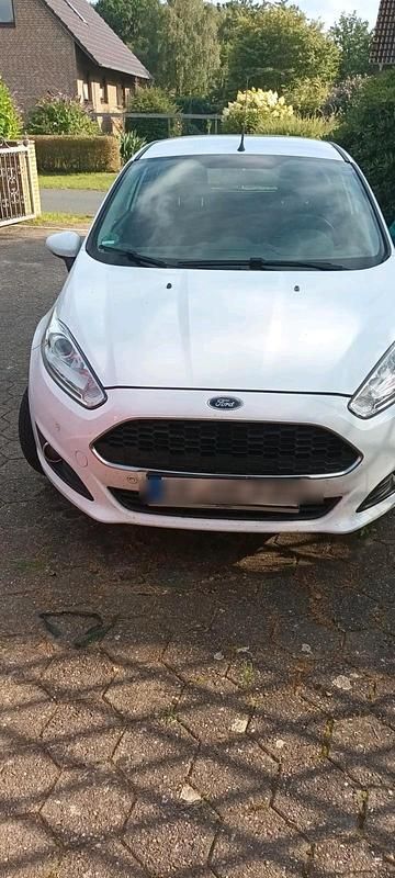 Weiß Gebraucht 2017 Ford Fiesta Celebration Kleinwagen | 6.000 € (Guter Preis) - Bild 1/4