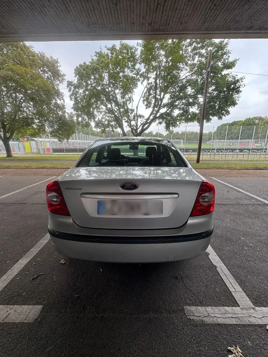 Gebraucht Ford Focus Ghia 116 PS (85 kW) 2005 Silber Limousine