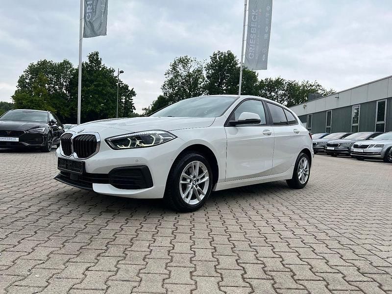 Alpinweiß Gebraucht 2021 BMW 118 Advantage Kleinwagen | 19.990 € (Fairer Preis) - Bild 1/4
