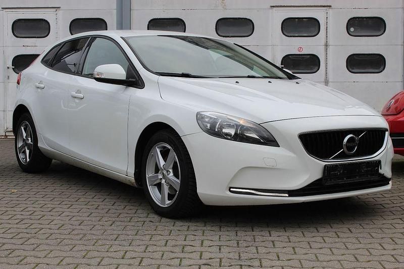 Gebraucht Volvo V40 Kinetic 120 PS (88 kW) 2016 Ice white Kombi
