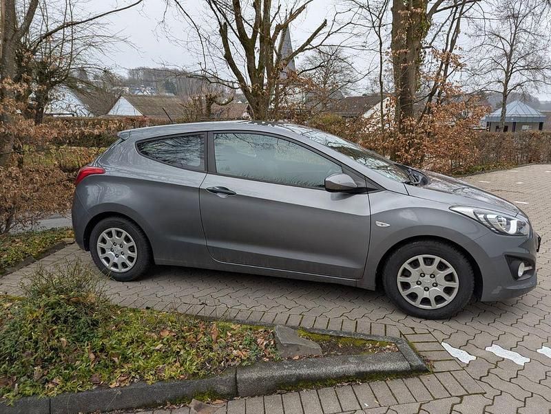 Gebraucht Hyundai i30 Classic 99 PS (72 kW) 2013 Grau Limousine