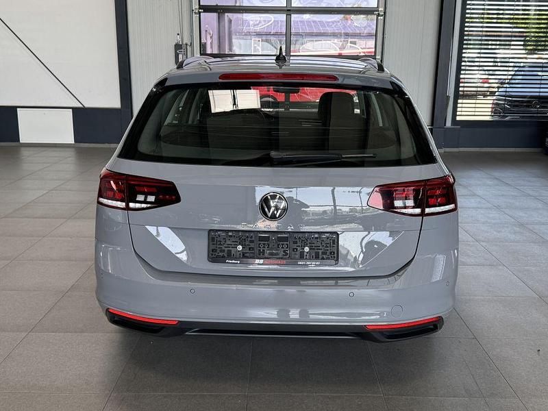 Gebraucht VW Passat 122 PS (89 kW) 2023 Moonstone gray Kombi
