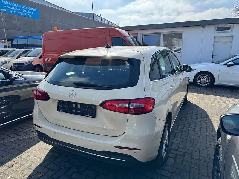 Gebraucht Mercedes B200 150 PS (110 kW) 2019 Beige Van / Kleinbus