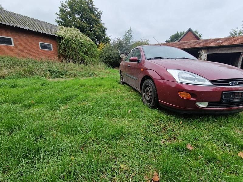 Rot Gebraucht 1999 Ford Focus Limousine | 600 € (Superpreis) - Bild 1/4