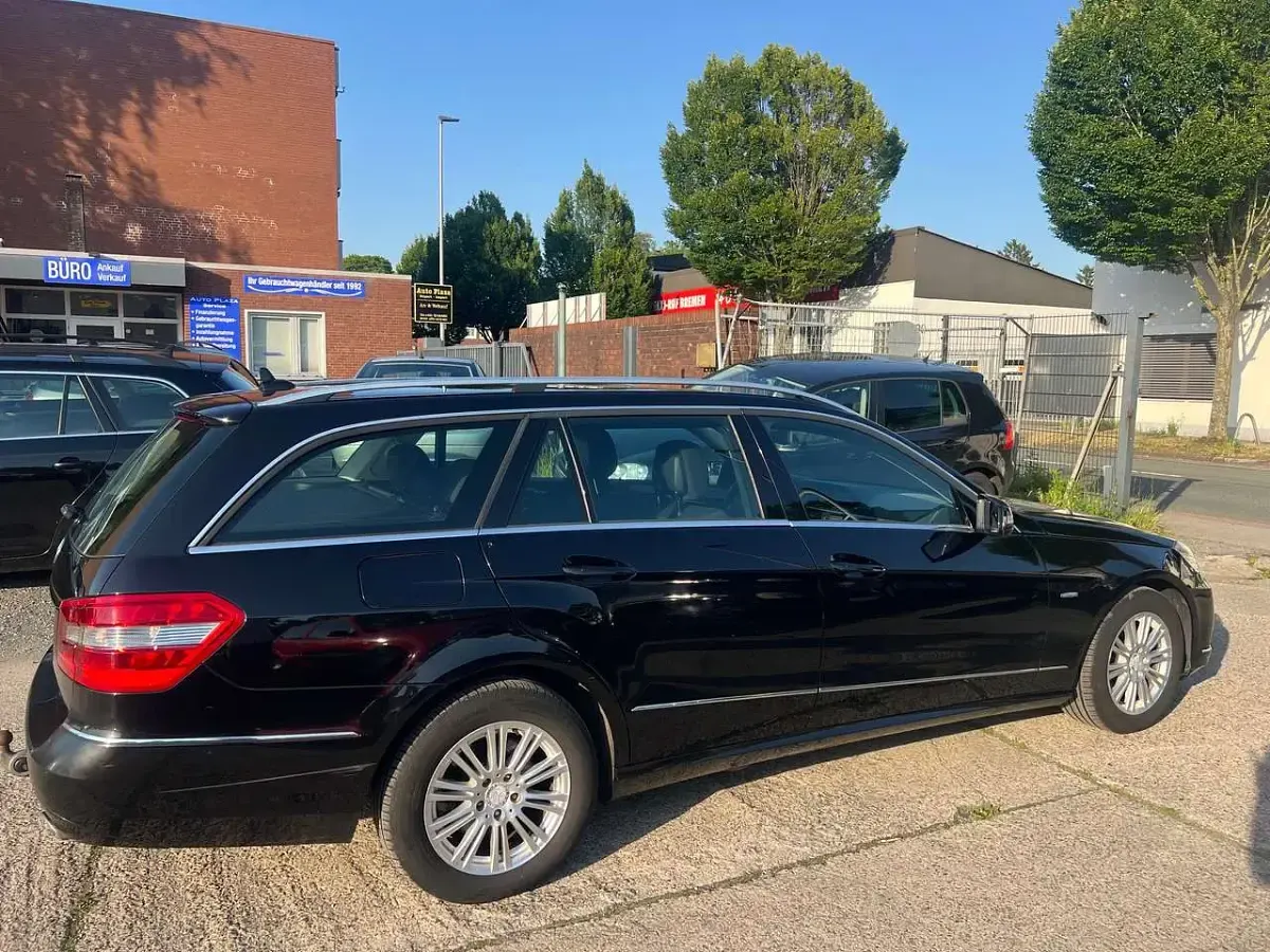 Gebraucht Mercedes E300 231 PS (169 kW) 2011 Obsidianschwarz  metalliclack Kombi