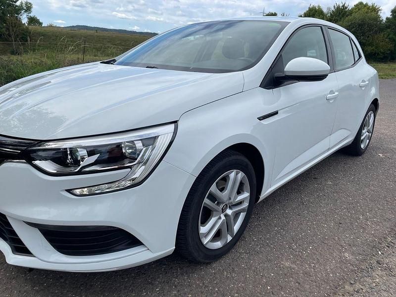 Weiß Gebraucht 2018 Renault Mégane IV Play Limousine | 9.490 € (Superpreis) - Bild 1/4