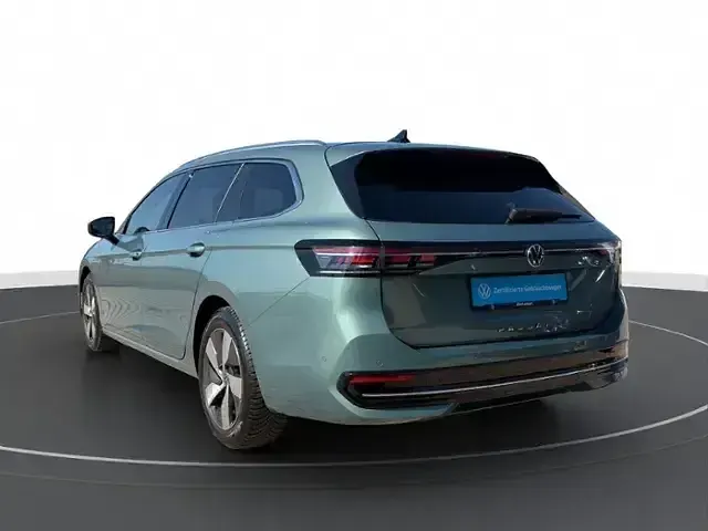 Gebraucht VW Passat Elegance 150 PS (110 kW) 2024 Grün Kombi
