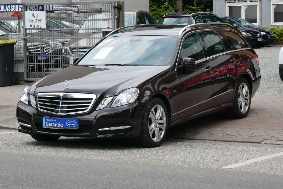 Gebraucht Mercedes E350 Avantgarde 265 PS (194 kW) 2012 Braun Kombi
