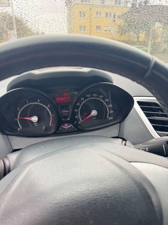 Gebraucht Ford Fiesta Trend 82 PS (60 kW) 2011 Silber Kleinwagen