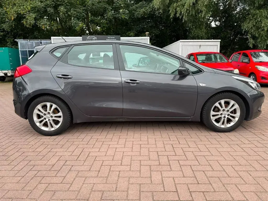 Gebraucht Kia Ceed Edition 7 99 PS (72 kW) 2012 Grau Kleinwagen