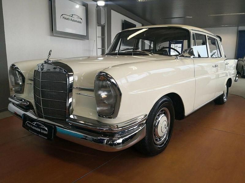 Gebraucht Mercedes 230 120 PS (88 kW) 1966 Weiß Limousine