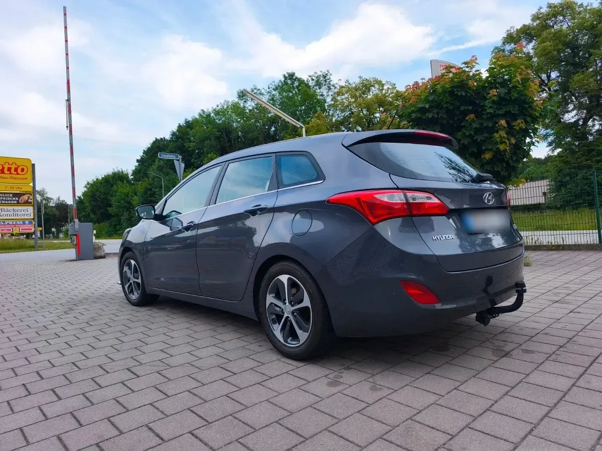Gebraucht Hyundai i30 110 PS (80 kW) 2015 Grau Limousine