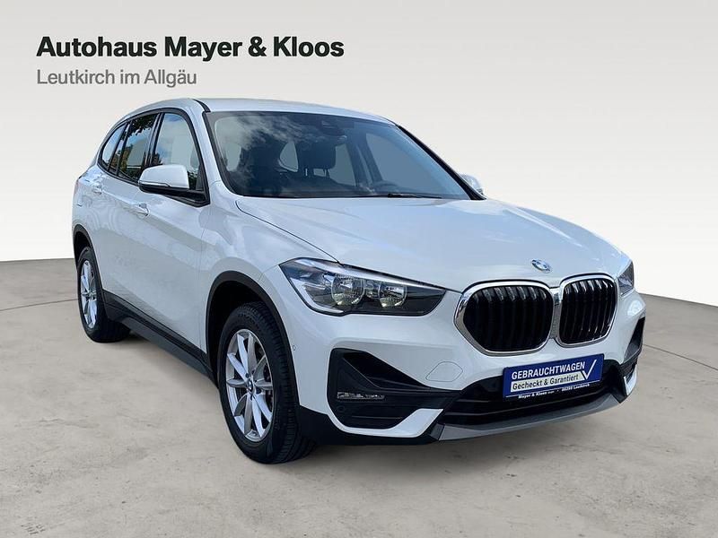 Alpinweiss iii Gebraucht 2021 BMW X1 Advantage SUV | 26.890 € (Fairer Preis) - Bild 1/4