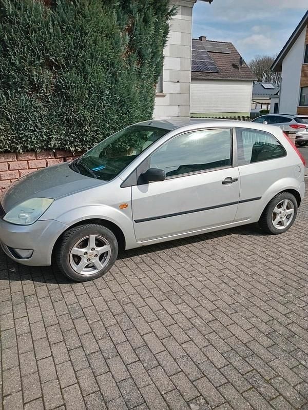 Gebraucht Ford Fiesta 64 PS (47 kW) 2004 Silber Kleinwagen