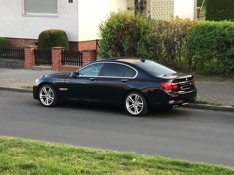 Blau Gebraucht 2012 BMW 730 M Sport Limousine | 14.200 € (Guter Preis) - Bild 1/4