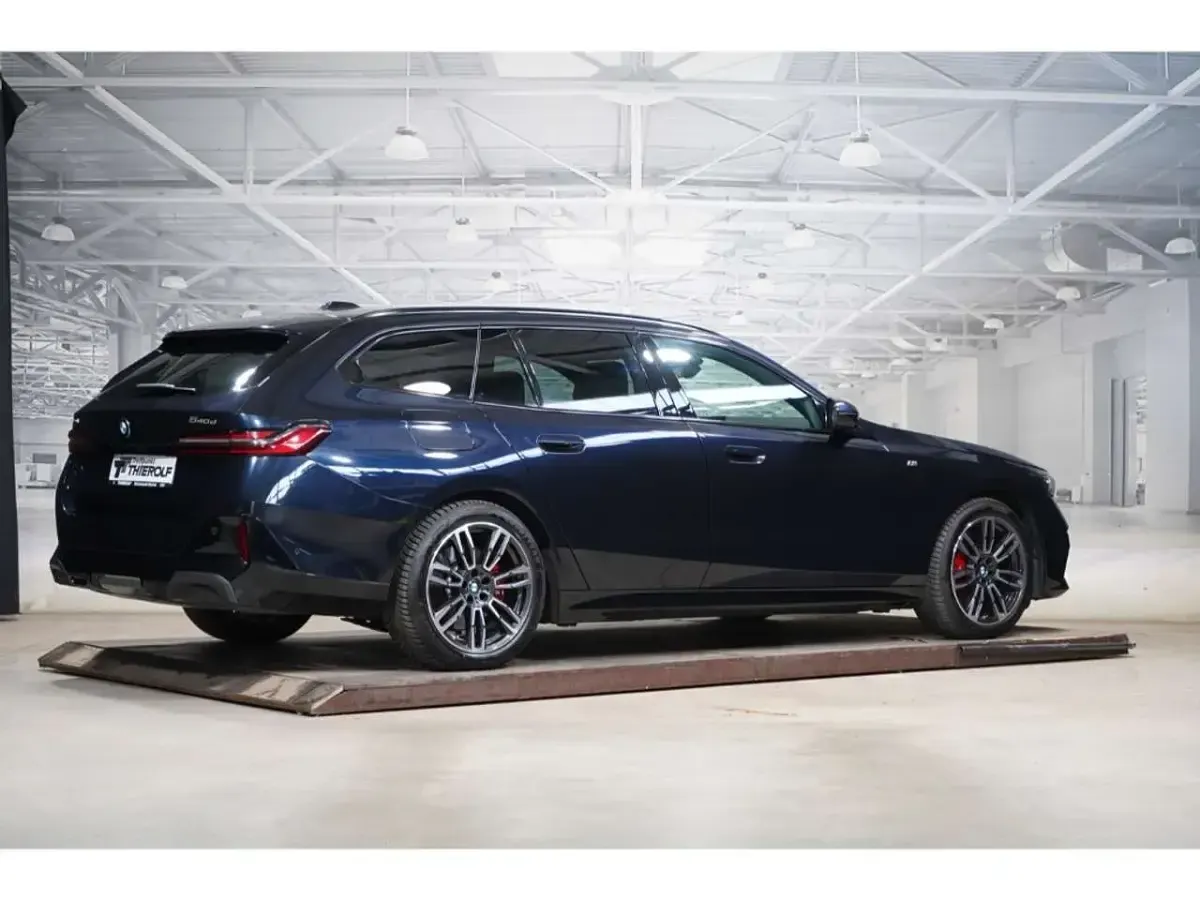 Gebraucht BMW 540 M Sport 303 PS (222 kW) 2024 Carbonschwarz metallic Kombi