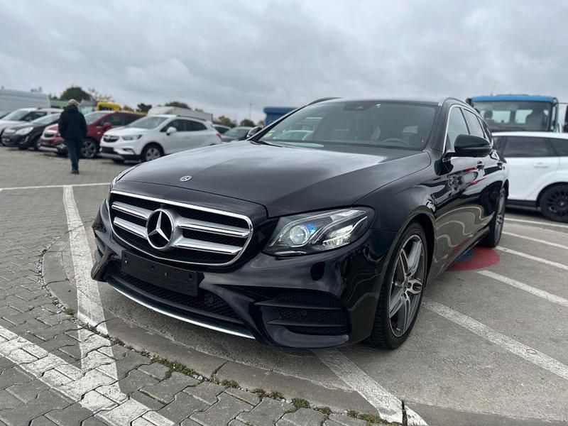 Schwarz Gebraucht 2018 Mercedes E200 AMG line Limousine | 17.700 € (Superpreis) - Bild 1/4