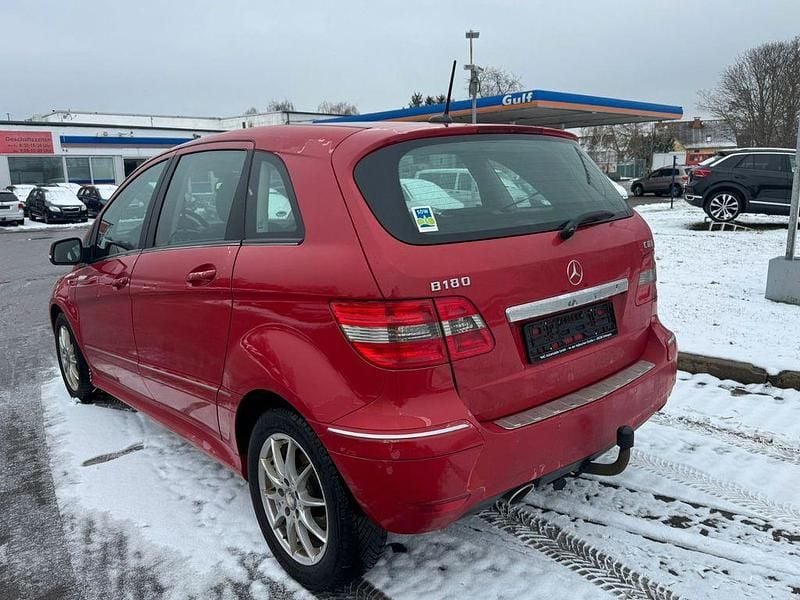 Gebraucht Mercedes B180 Sport Edition 109 PS (80 kW) 2011 Rot Van / Kleinbus