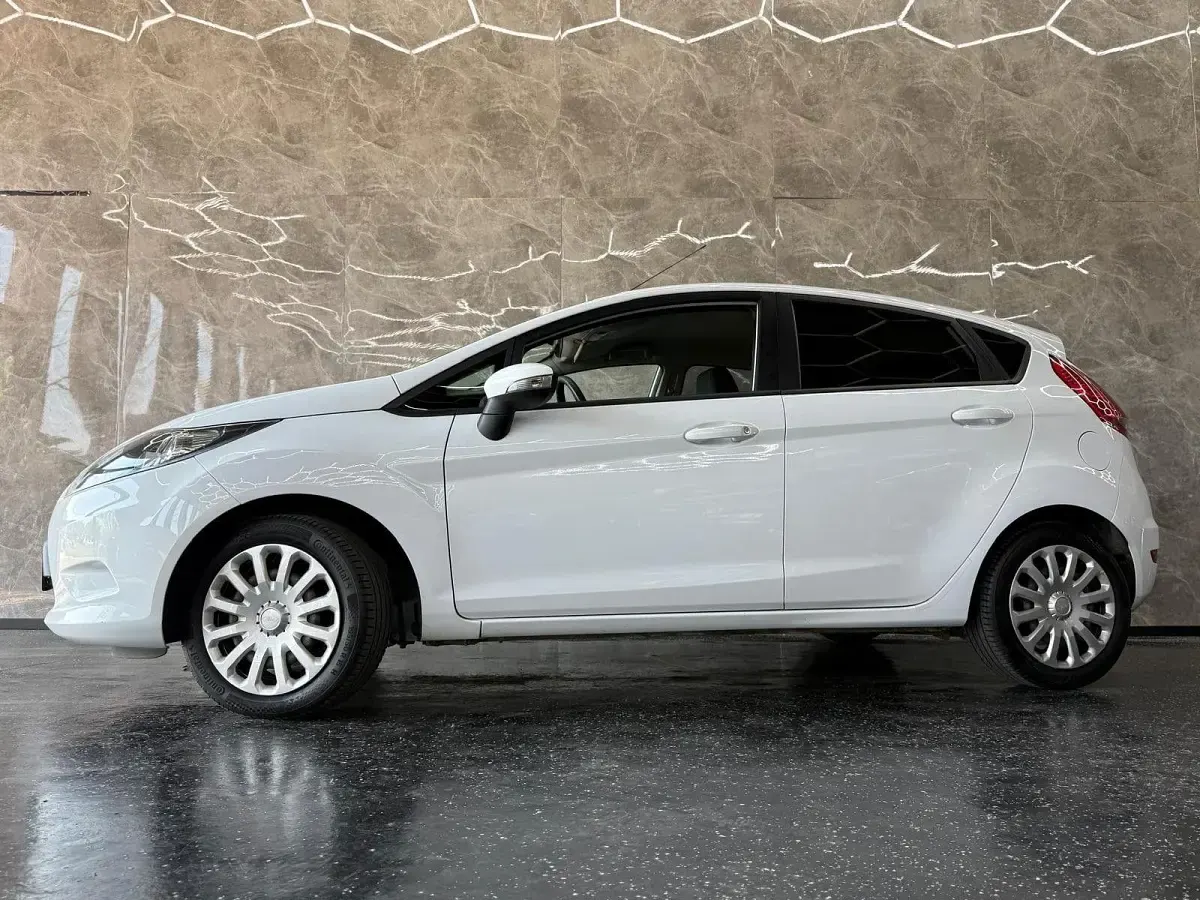 Gebraucht Ford Fiesta Trend 97 PS (71 kW) 2010 Weiß Limousine
