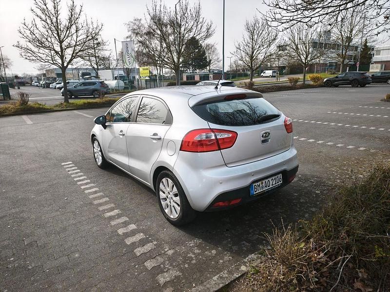 Gebraucht Kia Rio Edition 7 109 PS (80 kW) 2012 Silber Limousine