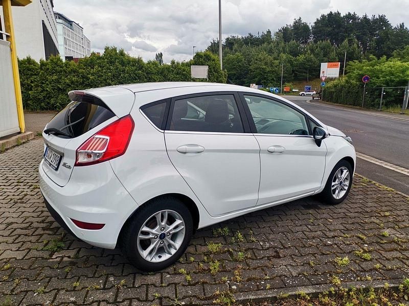Gebraucht Ford Fiesta Titanium 101 PS (74 kW) 2016 Weiß Kleinwagen
