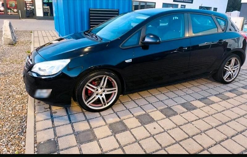 Gebraucht Opel Astra 140 PS (102 kW) 2010 Schwarz Kombi