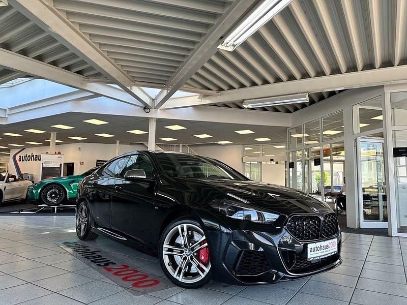 Black sapphire metallic Gebraucht 2024 BMW M235 Comfort Edition Coupé | 41.950 € (Fairer Preis) - Bild 1/4